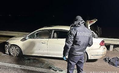 Вискочив на дорогу і розстріляв авто: на Дніпропетровщині розшукують зловмисника