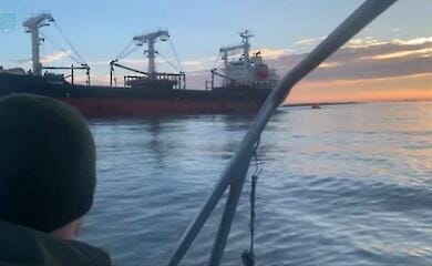 В Черном море на российской мине подорвался грузовой корабль