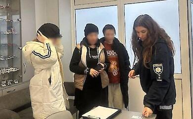 В Черкасской области девушка пыталась сдать экзамен по ПДД вместо сестры-близнецы: фокус не удался