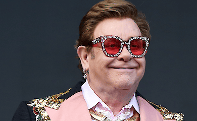 Елтон Джон виставив на аукціон сотні предметів мистецтва та антикваріату 