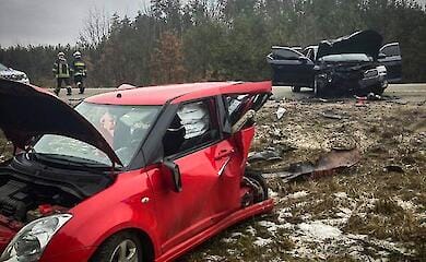 Рятувальники дістали водія з понівеченого в ДТП авто в Київській області