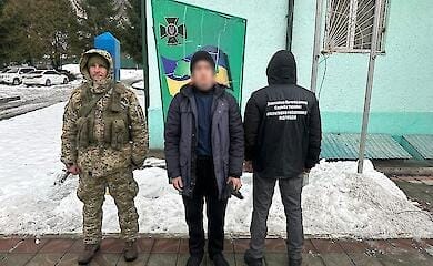 "Запеканка с паспортом": пограничники нашли загранпаспорт уклониста в еде