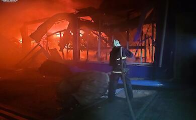 На Николаевщине в результате атаки дронов возник пожар, ранен мужчина