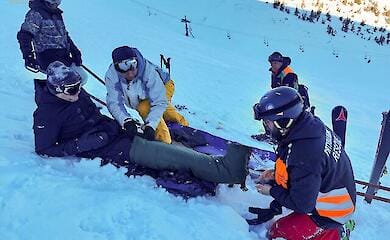 Рятувальники санями спустили з гори двох лижників на Закарпатті