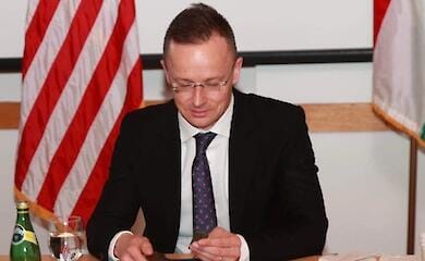 Главі МЗС Угорщини подарували уламок російського танка