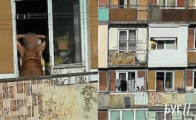 Жителі Нововолинська скаржаться на чоловіка, який засмагає голим на балконі
