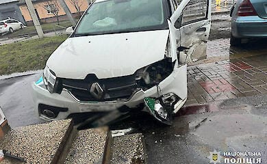  Автомобиль вылетел на тротуар и сбил пешеходов: женщина с ребенком пострадали в Черкассах