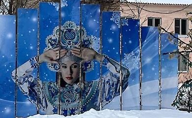 В РФ графіті Снігуроньки з обличчям порноактриси розмістила влада села
