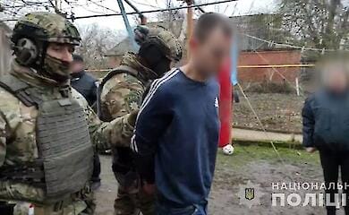 На Вінниччині затримали чоловіка, який знущався над матір'ю та дівчиною, транслюючи все в соцмережах