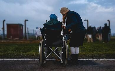 Названы условия, при соблюдении которых уход за человеком с инвалидностью будет засчитан в стаж 