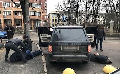 Выманивали деньги у родственников военнопленных и передавали их в Россию: задержаны злоумышленники