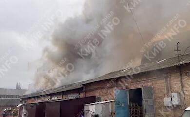 У Києві виникла пожежа в складах, можливе задимлення повітря