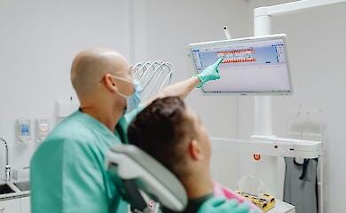 Ветераны и участники боевых действий смогут бесплатно протезировать зубы