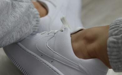 Как отчистить белые кроссовки от грязи 