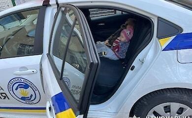 У Києві на вулиці знайшли двох маленьких дітей, які гуляли лише в спідній білизні
