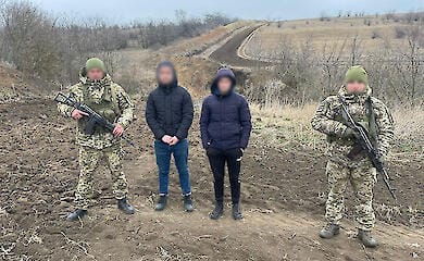 На кордоні затримали порушників, які не змогли вибратися з рову