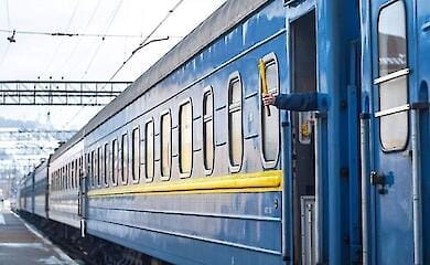 У Львові провідник відмовився пускати жінок у вагон, бо "першим має зайти чоловік"