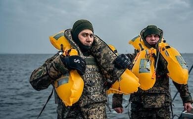 Міноборони показало випробування плавучих бронежилетів