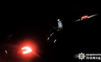 Мать с дочерью ехали за навигатором, но застряли в поле под Киевом