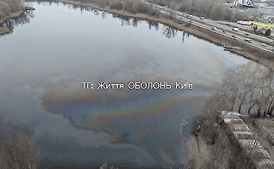 В Андреевское озеро на Оболони слили нефтепродукты