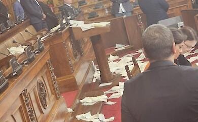 Вучич звинуватив опозицію в крадіжці туалетного паперу в парламенті