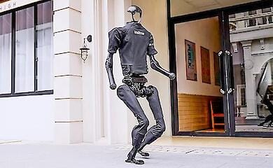 Китайский гуманоидный робот научился делать сальто