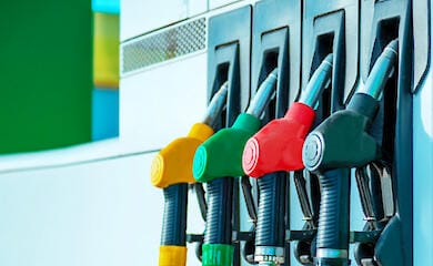 Правительство одобрило постепенное повышение акцизного налога на топливо и некоторые алкогольные напитки