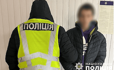 Злоумышленник в Киеве предложил помочь женщине и ограбил ее