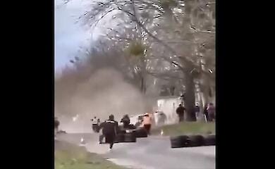 В Венгрии гоночный автомобиль на ралли влетел в зрителей