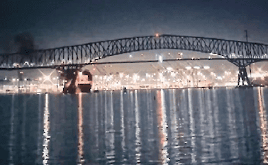 У США корабель врізався в опору мосту