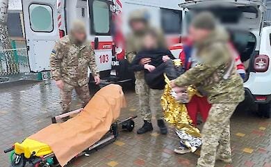 Замерзшего в реке парня спасли пограничники