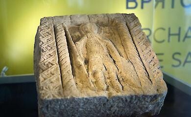 Історичну плиту часів Київської Русі врятували від продажу в інтернеті