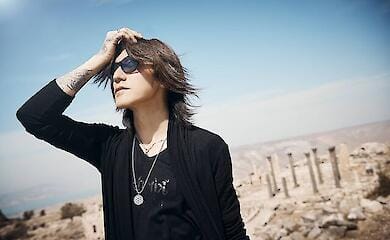  Японська рок-зірка SUGIZO зустрівся з українськими біженцями в Токіо