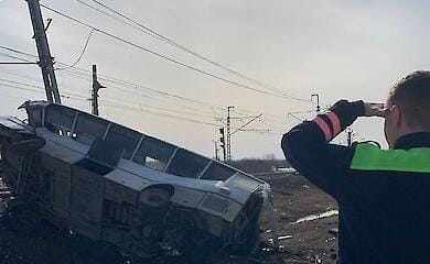 В РФ поезд протаранил автобус