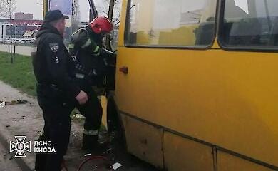 Водія маршрутки затиснуло в кабіні після ДТП у Києві