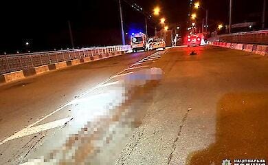 Авто наїхало на невідому жінку, яка лежала на мосту у Рівному