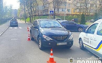 Легковушка сбила ребенка, который переходил дорогу по пешеходному переходу в Киеве