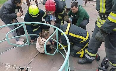 В Кривом Роге рука девочки застряла в качелях
