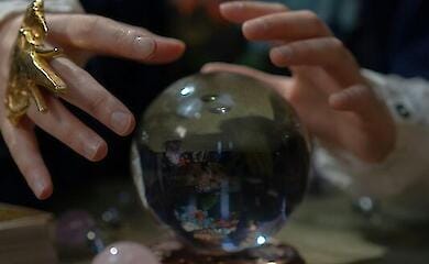 Хотела приворожить парня: женщина перевела гадалке 320 тысяч грн