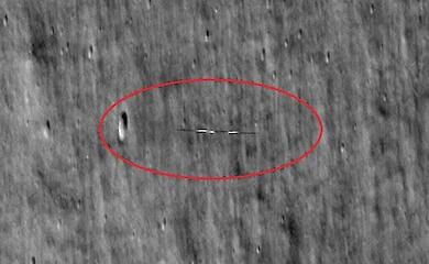 В NASA сделали снимки странной "доски для серфинга" возле Луны