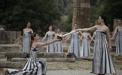 У Греції запалили Олімпійський вогонь