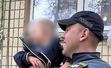 У Києві патрульні врятували 2-річного малюка