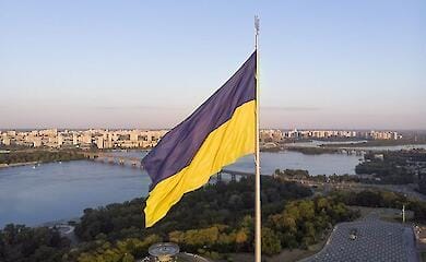 Самый большой флаг Украины приспускают из-за погодных условий