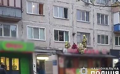 Хуліган кидав кухонне начиння в рятувальників і лікарів