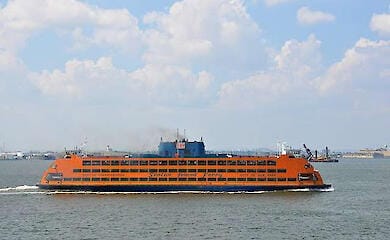 Почти 30 человек пострадали в результате столкновения парома и причала в Неаполе - СМИ