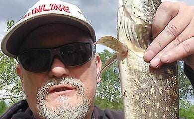 Рибалка показав відео лову щук