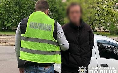 У Києві на вулиці вдень рецидивіст пограбував 15-річну дівчину