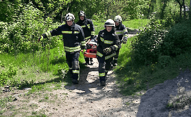 В Киеве мужчина упал в глубокую яму