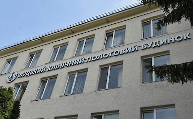 В Луцке работники роддома заявляют, что им не выплачивают деньги