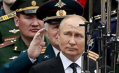 Росія скасовує паради на 9 травня, у Британії пояснили чому